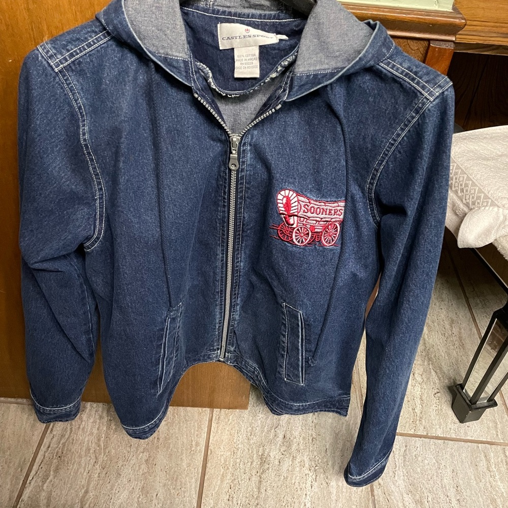 Denim OU Hoodie Jeans jacket with “Sooner Schooner” “Oklahoma” embroidered. Sz S